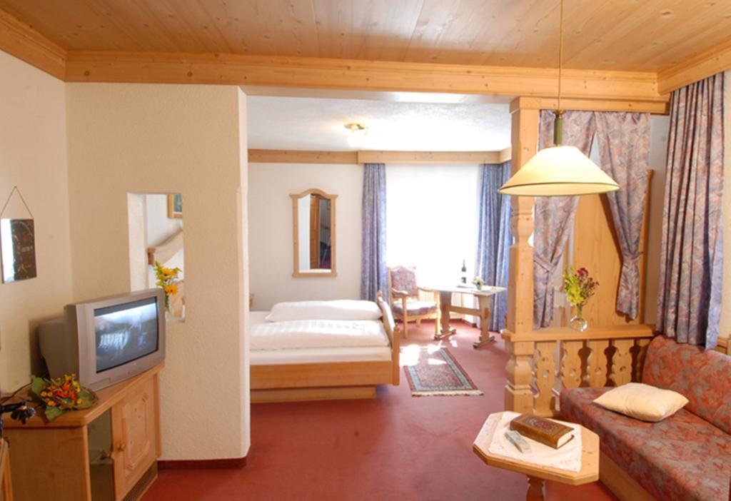 Gasthof Zum Goldenen Loewen Nauders Δωμάτιο φωτογραφία
